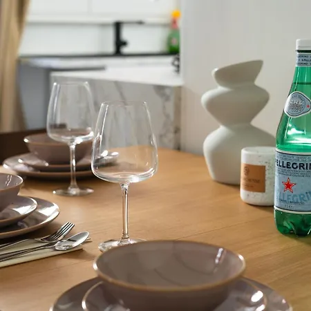 Stylish 1br Apt, With Living In With Wifi & Tv *